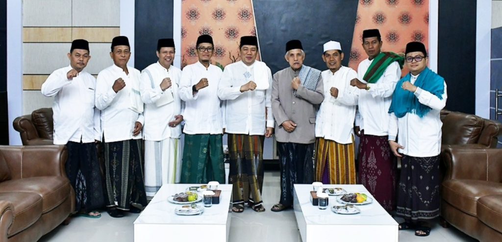 Asisten I Setda Batang Hari, M. Rifa'i, saat menyambut rombongan Safari Ramadhan MUI Provinsi Jambi di Masjid Akbar Jami'atul Islam, Kelurahan Teratai, Sabtu (28/02/2026). Dalam kunjungan ini, MUI menyerahkan buku fatwa sebagai pedoman keagamaan bagi pemerintah dan masyarakat setempat. (Foto: Pemkab Batanghari)