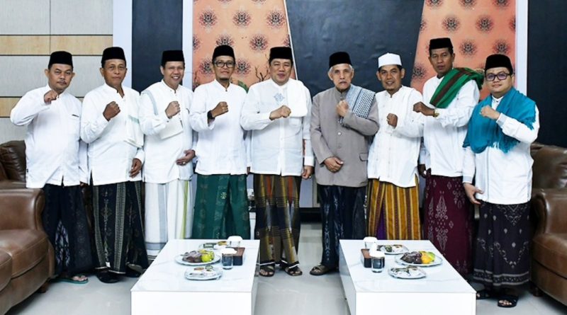 Asisten I Setda Batang Hari, M. Rifa'i, saat menyambut rombongan Safari Ramadhan MUI Provinsi Jambi di Masjid Akbar Jami'atul Islam, Kelurahan Teratai, Sabtu (28/02/2026). Dalam kunjungan ini, MUI menyerahkan buku fatwa sebagai pedoman keagamaan bagi pemerintah dan masyarakat setempat. (Foto: Pemkab Batanghari)