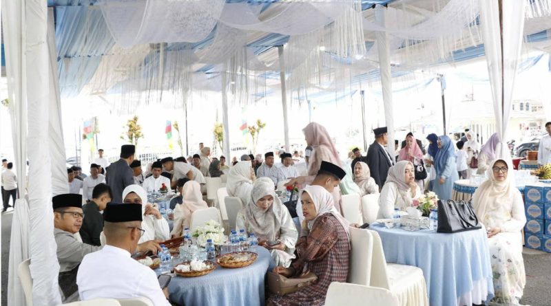 Wali Kota Sungai Penuh, Alfin, menggelar kegiatan open house dalam rangka merayakan Idul Fitri 1447 Hijriah. Acara halal bihalal ini berlangsung di Rumah Dinas Wali Kota pada Sabtu (21/03/2026), tepat setelah pelaksanaan Sholat Ied. (Foto: Diskominfosta Sungai Penuh)