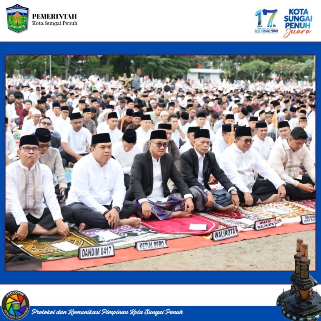 Wali Kota Sungai Penuh, Alfin, S.H., bersama Wakil Wali Kota Azhar Hamzah melaksanakan Sholat Idul Fitri 1447 Hijriah di Lapangan Merdeka pada Sabtu (21/03/2026). (Foto: Diskominfosta Sungai Penuh)