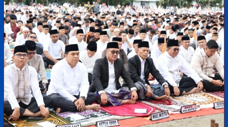 Wali Kota Sungai Penuh, Alfin, S.H., bersama Wakil Wali Kota Azhar Hamzah melaksanakan Sholat Idul Fitri 1447 Hijriah di Lapangan Merdeka pada Sabtu (21/03/2026). (Foto: Diskominfosta Sungai Penuh)