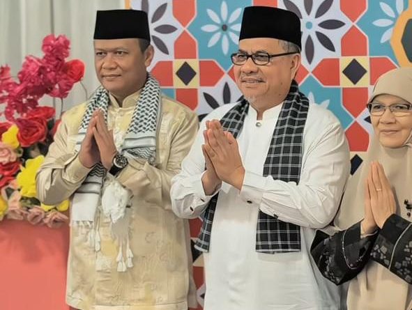Usai menunaikan Salat Idulfitri di Lapangan Kantor Gubernur Provinsi Sumatera Barat (Sumbar), unsur Forkopimda langsung melangsungkan silaturahmi ke rumah dinas Ketua DPRD Sumbar, Muhidi, pada Sabtu (21/03/2026). (Foto: IST)