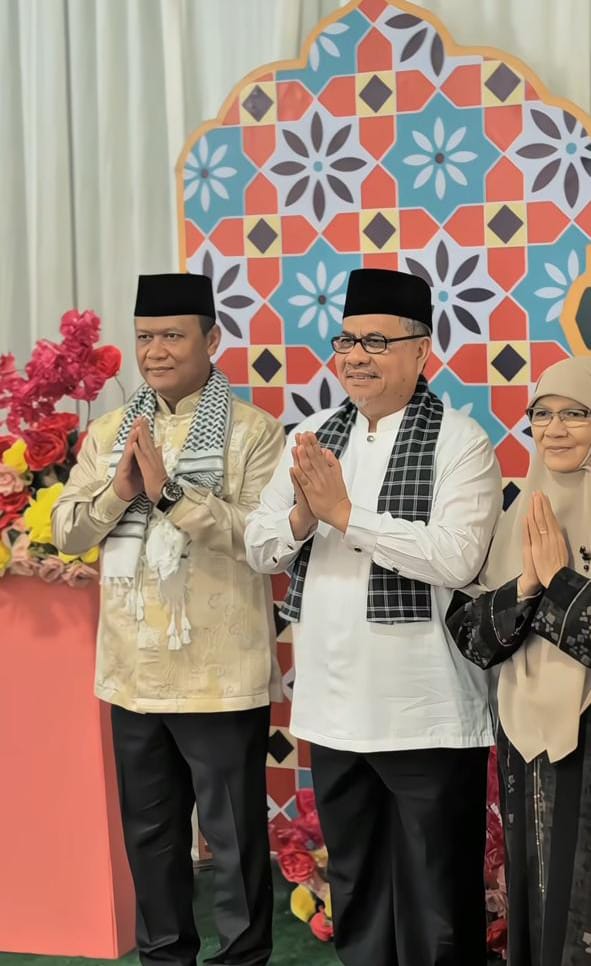 Usai menunaikan Salat Idulfitri di Lapangan Kantor Gubernur Provinsi Sumatera Barat (Sumbar), unsur Forkopimda langsung melangsungkan silaturahmi ke rumah dinas Ketua DPRD Sumbar, Muhidi, pada Sabtu (21/03/2026). (Foto: IST)