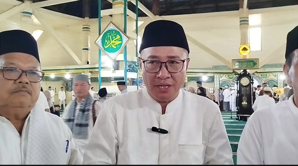 Masyarakat wilayah adat Depati Payung Pondok Tinggi kembali menggelar tradisi pelepasan calon jemaah haji (CJH) dengan suasana penuh khidmat. Kegiatan yang memadukan nilai religi dan budaya lokal ini dipusatkan di Masjid Agung Pondok Tinggi pada Selasa (24/3/2026). (Foto: IST)