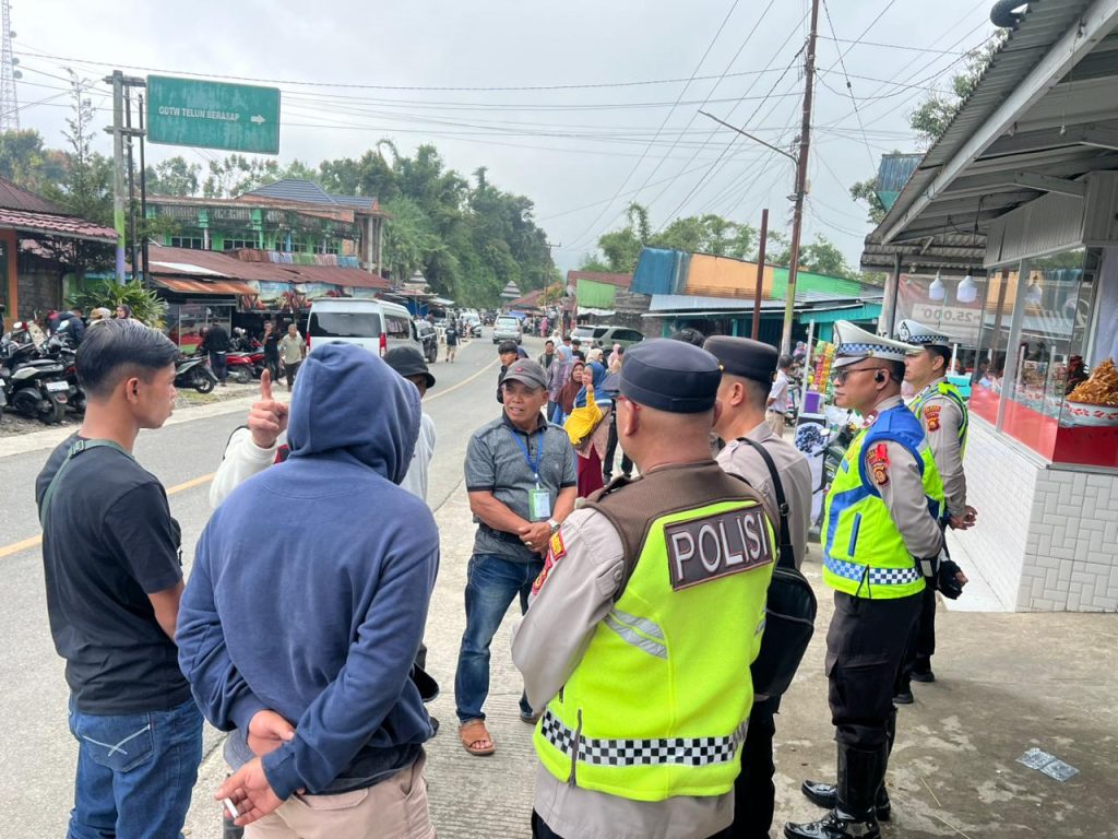 Objek wisata andalan Kabupaten Kerinci, Air Terjun Telun Berasap, kembali menjadi sorotan publik akibat tarif parkir yang dinilai mencekik wisatawan. Pada momen libur Idulfitri 1447 Hijriah, tarif parkir kendaraan roda empat (R4) dilaporkan melonjak hingga Rp15.000 per unit. (Foto: IST)
