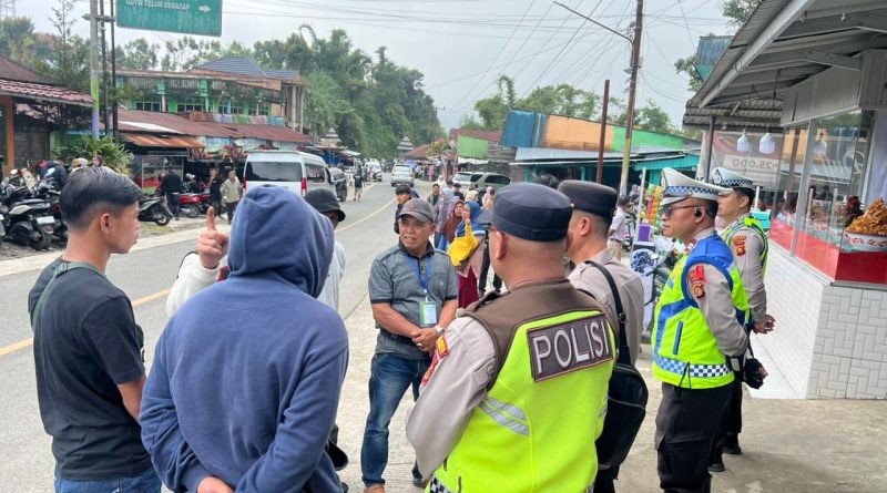 Objek wisata andalan Kabupaten Kerinci, Air Terjun Telun Berasap, kembali menjadi sorotan publik akibat tarif parkir yang dinilai mencekik wisatawan. Pada momen libur Idulfitri 1447 Hijriah, tarif parkir kendaraan roda empat (R4) dilaporkan melonjak hingga Rp15.000 per unit. (Foto: IST)