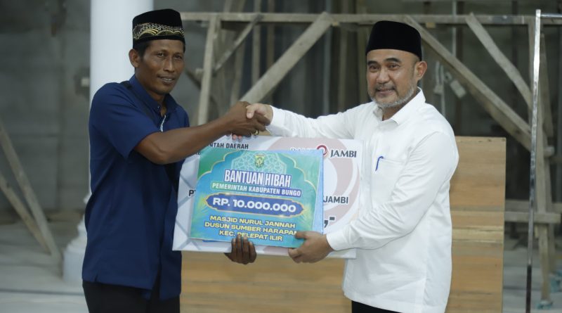 Bupati Bungo H. Dedy Putra menyerahkan bantuan hibah dan CSR Bank Jambi secara simbolis kepada pengurus Masjid Nurul Jannah di Dusun Sumber Harapan, Kecamatan Pelepat Ilir (27/02/2026). Bantuan ini diharapkan dapat mempercepat pembangunan dan meningkatkan kenyamanan jamaah saat beribadah. (Foto: Kominfo Muara Bungo/Ary)