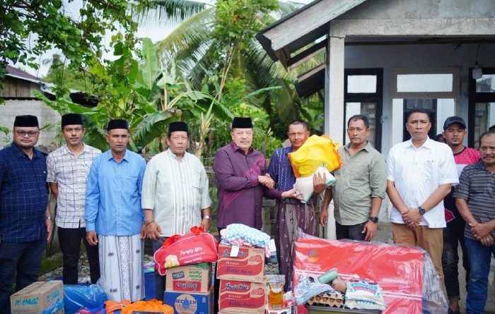 Bupati Nagan Raya, Dr. Teuku Raja Keumangan, S.H., M.H., yang akrab disapa TRK, menunjukkan kepedulian tinggi dengan turun langsung ke lapangan di tengah suasana Lebaran. Ia mengunjungi warga yang menjadi korban musibah angin kencang pada Minggu (22/03/2026). (Foto: Pemkab Nagan Raya)