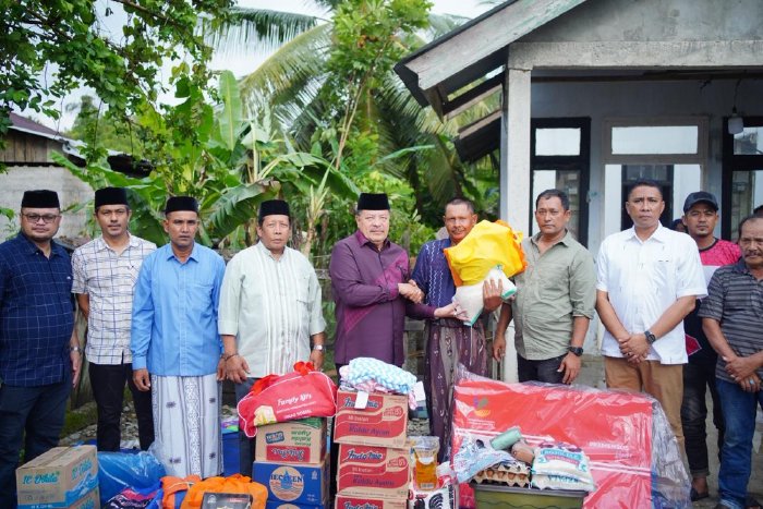 Bupati Nagan Raya, Dr. Teuku Raja Keumangan, S.H., M.H., yang akrab disapa TRK, menunjukkan kepedulian tinggi dengan turun langsung ke lapangan di tengah suasana Lebaran. Ia mengunjungi warga yang menjadi korban musibah angin kencang pada Minggu (22/03/2026). (Foto: Pemkab Nagan Raya)