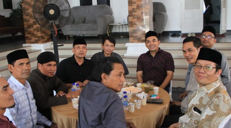 Wali Kota Lhokseumawe, Dr. Sayuti Abubakar, S.H., M.H., bersama Ketua TP-PKK Ny. Yulinda Sayuti, menyambut hangat kedatangan warga dalam acara Open House Idul Fitri 1447 H. Kegiatan ini berlangsung di Guest House Wali Kota yang merupakan kediaman resmi pimpinan daerah tersebut pada Selasa (23/03/2026). (Foto: Pemkot Lhokseumawe)