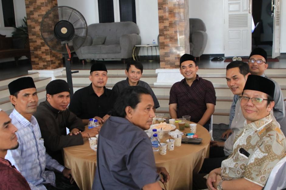 Wali Kota Lhokseumawe, Dr. Sayuti Abubakar, S.H., M.H., bersama Ketua TP-PKK Ny. Yulinda Sayuti, menyambut hangat kedatangan warga dalam acara Open House Idul Fitri 1447 H. Kegiatan ini berlangsung di Guest House Wali Kota yang merupakan kediaman resmi pimpinan daerah tersebut pada Selasa (23/03/2026). (Foto: Pemkot Lhokseumawe)