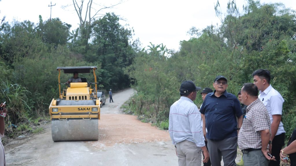 Pemerintah Kabupaten Dairi terus memprioritaskan perbaikan infrastruktur jalan yang mengalami kerusakan di berbagai wilayah. Salah satu titik fokus saat ini adalah ruas Jalan Jrs Sp. Siboras – Dolok Tolong, Link 054, yang terletak di Kecamatan Sumbul, Senin (23/03/2026). (Foto: Pemkab Dairi)