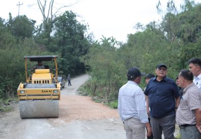 Pemerintah Kabupaten Dairi terus memprioritaskan perbaikan infrastruktur jalan yang mengalami kerusakan di berbagai wilayah. Salah satu titik fokus saat ini adalah ruas Jalan Jrs Sp. Siboras – Dolok Tolong, Link 054, yang terletak di Kecamatan Sumbul, Senin (23/03/2026). (Foto: Pemkab Dairi)