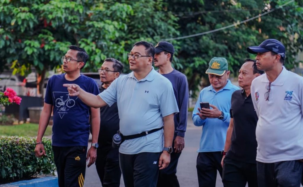 Bupati Deli Serdang, dr. H. Asri Ludin Tambunan, melaksanakan olahraga pagi pada Selasa (24/03/2026). Ia didampingi oleh Ketua TP PKK Deli Serdang, Ny. Jelita Asri Ludin Tambunan. (Foto: Pemkab Deli Serdang)