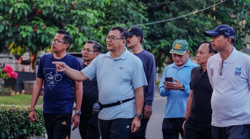 Bupati Deli Serdang, dr. H. Asri Ludin Tambunan, melaksanakan olahraga pagi pada Selasa (24/03/2026). Ia didampingi oleh Ketua TP PKK Deli Serdang, Ny. Jelita Asri Ludin Tambunan. (Foto: Pemkab Deli Serdang)