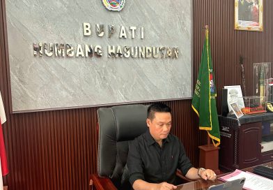 Bupati Humbang Hasundutan (Humbahas), Dr. Oloan Paniaran Nababan, S.H., M.H., mengikuti koordinasi virtual bersama Ketua Dewan Ekonomi Nasional (DEN), Luhut Binsar Pandjaitan. Pertemuan ini membahas rencana kunjungan kerja strategis ke wilayah Humbahas pada Senin (23/03/2026). (Sumber: Pemkab Humbahas)