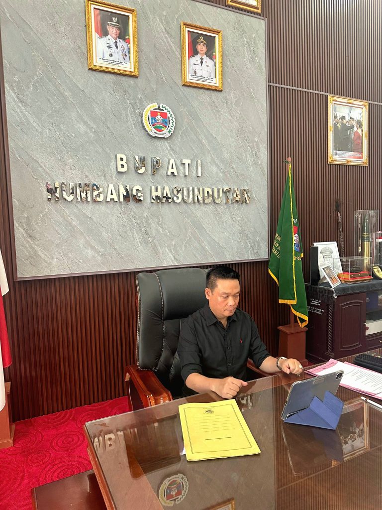 Bupati Humbang Hasundutan (Humbahas), Dr. Oloan Paniaran Nababan, S.H., M.H., mengikuti koordinasi virtual bersama Ketua Dewan Ekonomi Nasional (DEN), Luhut Binsar Pandjaitan. Pertemuan ini membahas rencana kunjungan kerja strategis ke wilayah Humbahas pada Senin (23/03/2026). (Sumber: Pemkab Humbahas)