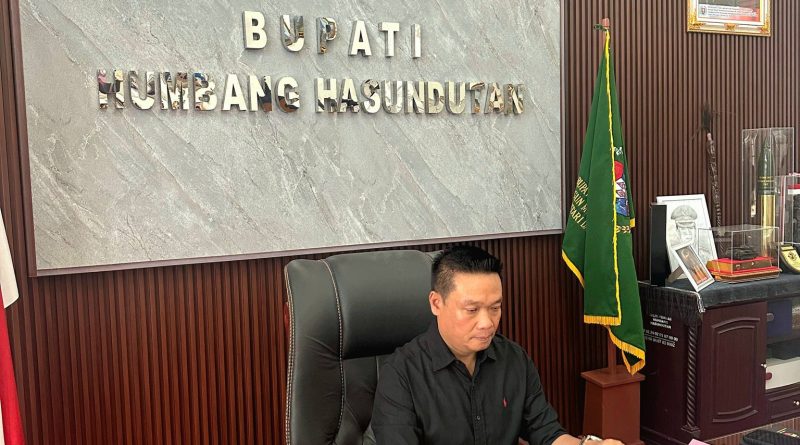 Bupati Humbang Hasundutan (Humbahas), Dr. Oloan Paniaran Nababan, S.H., M.H., mengikuti koordinasi virtual bersama Ketua Dewan Ekonomi Nasional (DEN), Luhut Binsar Pandjaitan. Pertemuan ini membahas rencana kunjungan kerja strategis ke wilayah Humbahas pada Senin (23/03/2026). (Sumber: Pemkab Humbahas)