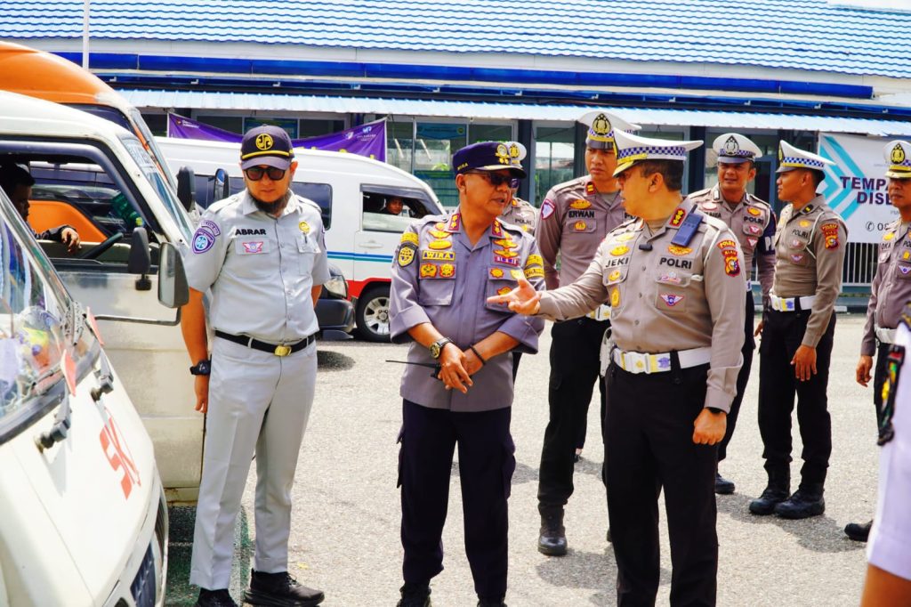 Polda Riau meningkatkan kesiapsiagaan personel secara maksimal guna mengantisipasi lonjakan arus balik Lebaran H+4 Idul Fitri 1447 H. Langkah strategis ini dilakukan serentak di seluruh jalur utama pada Selasa (24/03/2026) untuk menjamin kelancaran lalu lintas. (Foto: Dirlantas Polda Riau)