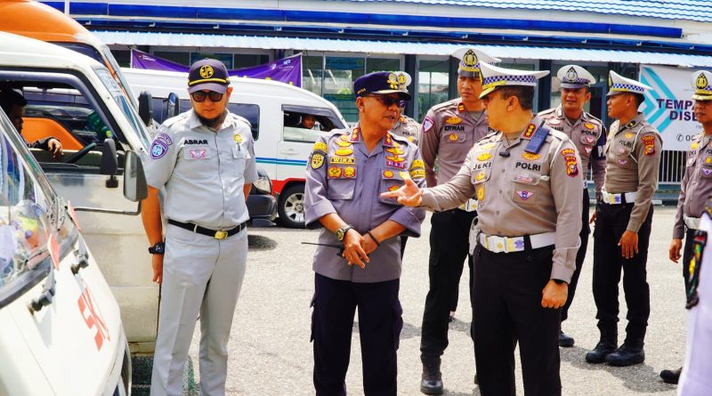 Polda Riau meningkatkan kesiapsiagaan personel secara maksimal guna mengantisipasi lonjakan arus balik Lebaran H+4 Idul Fitri 1447 H. Langkah strategis ini dilakukan serentak di seluruh jalur utama pada Selasa (24/03/2026) untuk menjamin kelancaran lalu lintas. (Foto: Dirlantas Polda Riau)