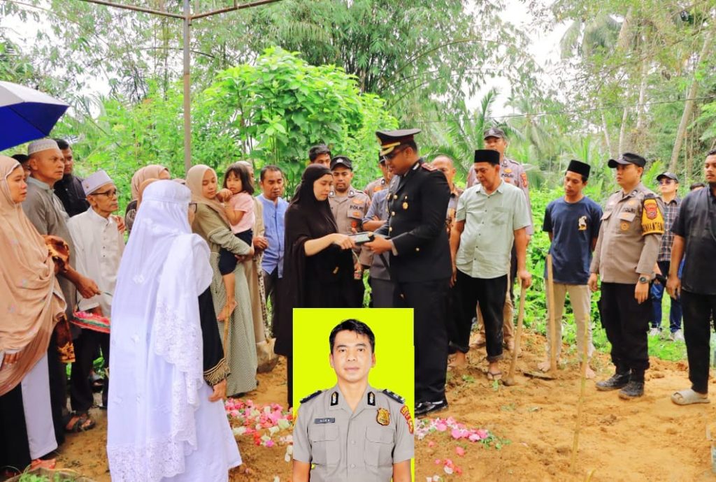 Kapolri Jenderal Pol. Drs. Listyo Sigit Prabowo, M.Si., memberikan penghormatan tertinggi kepada Aiptu Apendra, anggota Polsek Kampar yang gugur saat bertugas. Almarhum menerima Kenaikan Pangkat Luar Biasa (KPLB) anumerta pada Selasa (24/03/2026). (Foto: Humas Polda Riau)