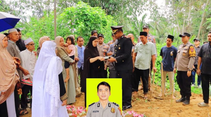 Kapolri Jenderal Pol. Drs. Listyo Sigit Prabowo, M.Si., memberikan penghormatan tertinggi kepada Aiptu Apendra, anggota Polsek Kampar yang gugur saat bertugas. Almarhum menerima Kenaikan Pangkat Luar Biasa (KPLB) anumerta pada Selasa (24/03/2026). (Foto: Humas Polda Riau)