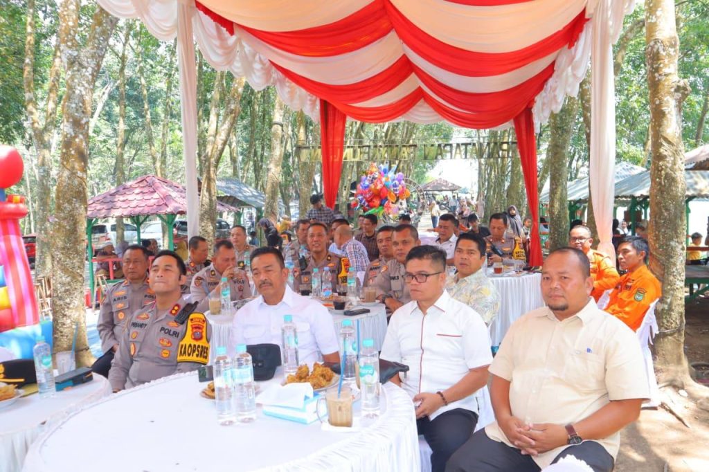 Bupati Mandailing Natal (Madina), H. Saipullah Nasution, bersama Kapolres AKBP Bagus Priandy meninjau langsung kesiapan pelayanan Idulfitri 1447 H. Pemantauan ini dipusatkan di objek wisata Panatapan Panyabungan pada Selasa (24/03/2026). (Foto: Pemkab Mandailing Natal)