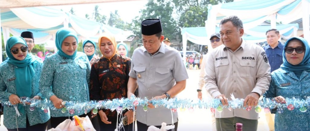 upati Muaro Jambi Dr. Bambang Bayu Suseno (BBS) didampingi Ketua TP PKK Ririn Novianty saat meninjau stand pasar murah pada pembukaan Gebyar Ramadan di Desa Simpang Sungai Duren (01/3/2026). Selain menawarkan bahan pokok murah, acara ini juga menyediakan layanan kesehatan dan administrasi kependudukan gratis. (Foto: Kominfo Muaro Jambi/@ain_padhillah)