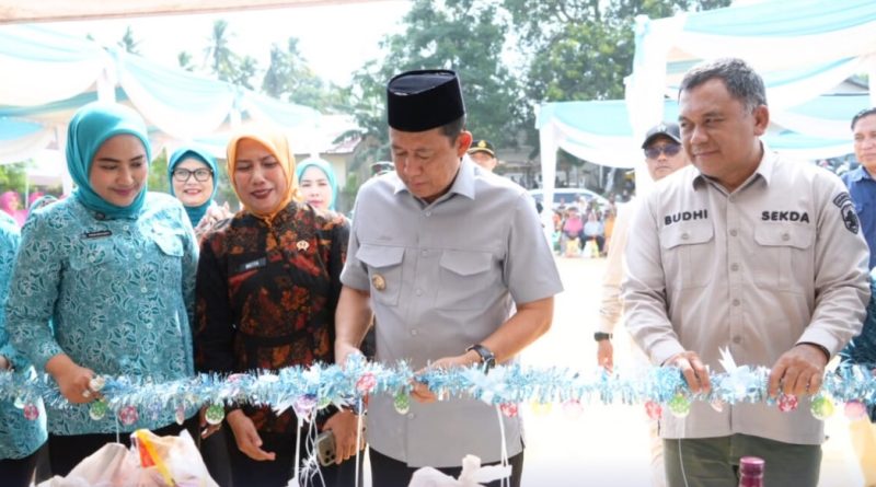 upati Muaro Jambi Dr. Bambang Bayu Suseno (BBS) didampingi Ketua TP PKK Ririn Novianty saat meninjau stand pasar murah pada pembukaan Gebyar Ramadan di Desa Simpang Sungai Duren (01/3/2026). Selain menawarkan bahan pokok murah, acara ini juga menyediakan layanan kesehatan dan administrasi kependudukan gratis. (Foto: Kominfo Muaro Jambi/@ain_padhillah)