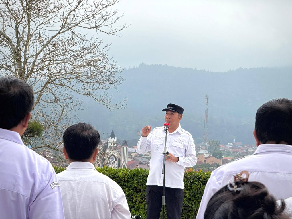 Bupati Tapanuli Utara (Taput), Jonius Taripar Parsaoran (JTP) Hutabarat, memimpin Apel Gabungan perdana pasca-libur Idulfitri 1447 H. Kegiatan ini berlangsung khidmat di Halaman Kantor Bupati Tapanuli Utara pada Rabu (25/03/2026) pagi. (Foto: Prokopim Tapanuli Utara)