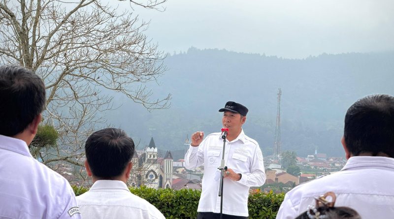 Bupati Tapanuli Utara (Taput), Jonius Taripar Parsaoran (JTP) Hutabarat, memimpin Apel Gabungan perdana pasca-libur Idulfitri 1447 H. Kegiatan ini berlangsung khidmat di Halaman Kantor Bupati Tapanuli Utara pada Rabu (25/03/2026) pagi. (Foto: Prokopim Tapanuli Utara)