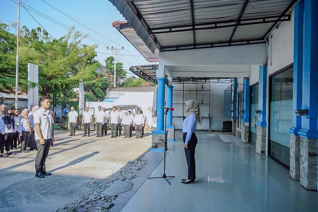 uasana hangat menyelimuti halaman depan Kantor Dinas Komunikasi dan Informatika (Kominfo) Kota Medan pada Rabu (25/03/2026). Seluruh jajaran berkumpul mengikuti apel perdana setelah menikmati libur panjang Hari Raya Idulfitri 1447 H. (Foto: Pemkot Medan)