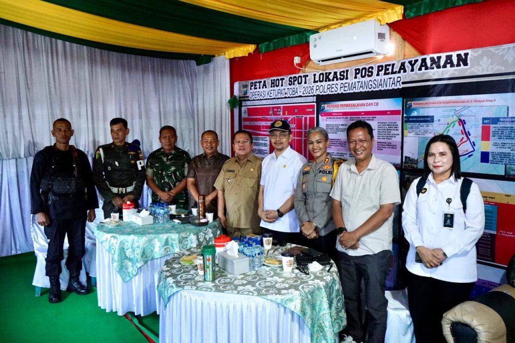 Wali Kota Pematangsiantar, Wesly Silalahi SH MKn, bersama anggota Komisi Kepolisian Nasional (Kompolnas), Dr. Yusuf Warsyim SAg MH, memantau langsung situasi keamanan terkini. Keduanya mengikuti video conference (vidcon) Analisis Evaluasi (Anev) Sitkamtibmas nasional pada Selasa (24/03/2026). (Foto: Pemko Pematangsiantar)