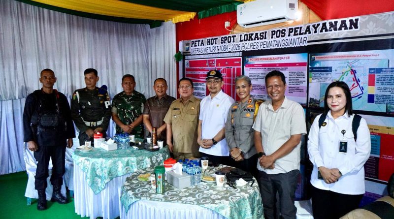 Wali Kota Pematangsiantar, Wesly Silalahi SH MKn, bersama anggota Komisi Kepolisian Nasional (Kompolnas), Dr. Yusuf Warsyim SAg MH, memantau langsung situasi keamanan terkini. Keduanya mengikuti video conference (vidcon) Analisis Evaluasi (Anev) Sitkamtibmas nasional pada Selasa (24/03/2026). (Foto: Pemko Pematangsiantar)