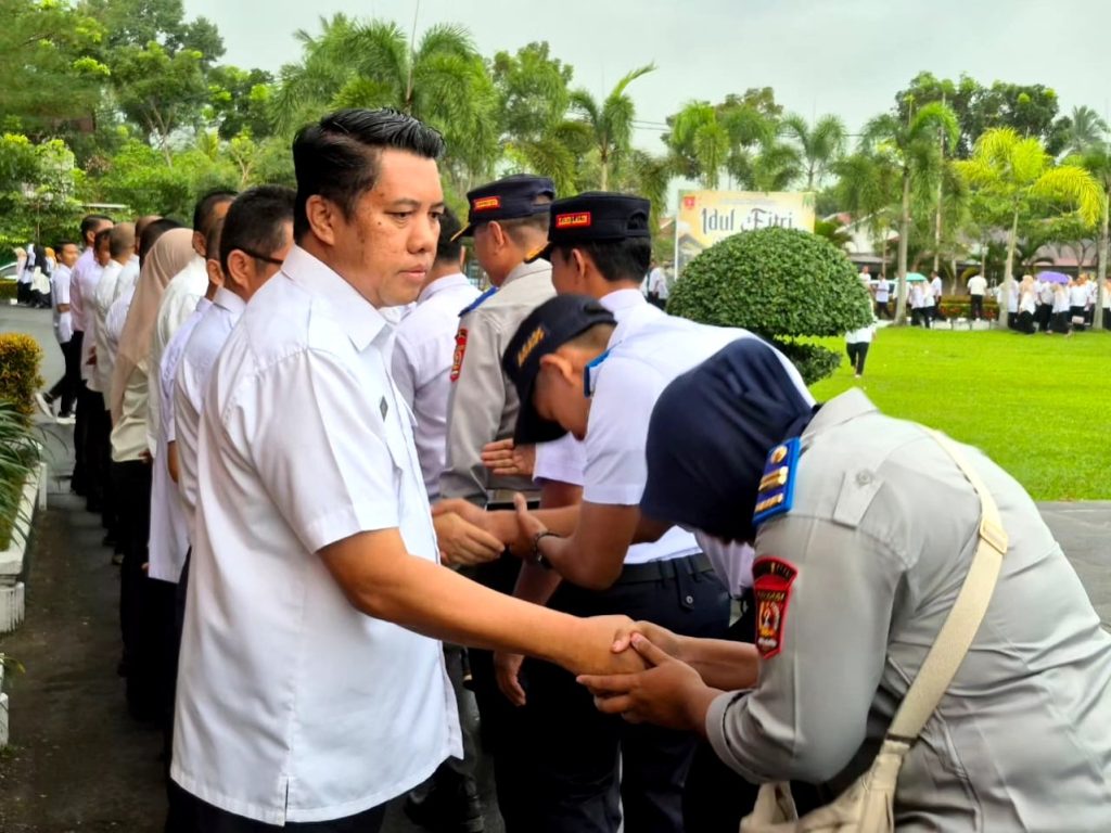 Ratusan Aparatur Sipil Negara (ASN) tetap antusias mengikuti apel gabungan perdana setelah libur panjang Hari Raya Idulfitri 1447 Hijriah, Rabu (25/3/2026)