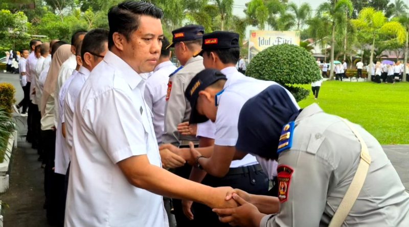 Ratusan Aparatur Sipil Negara (ASN) tetap antusias mengikuti apel gabungan perdana setelah libur panjang Hari Raya Idulfitri 1447 Hijriah, Rabu (25/3/2026)