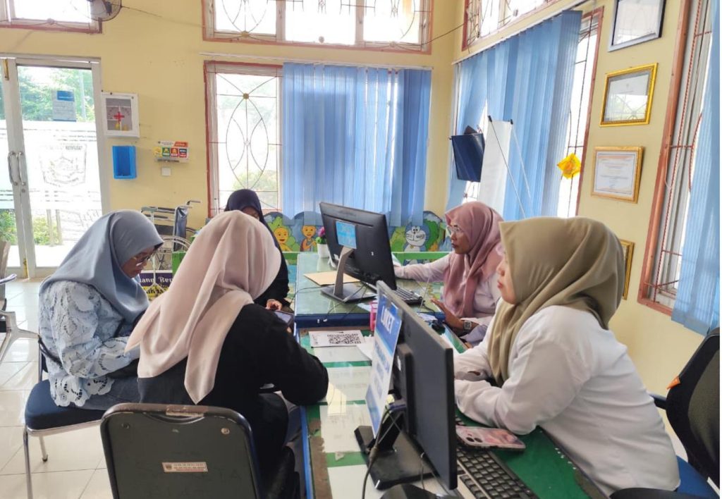 Masyarakat yang ingin mengurus berbagai keperluan administrasi kini sudah bisa mendatangi kantor-kantor pemerintahan di Kabupaten Solok Selatan. Seluruh unit layanan publik resmi beroperasi penuh pada hari pertama kerja pasca-libur Lebaran, Rabu (25/3/2026). (Foto: Diskominfo Solok Selatan)