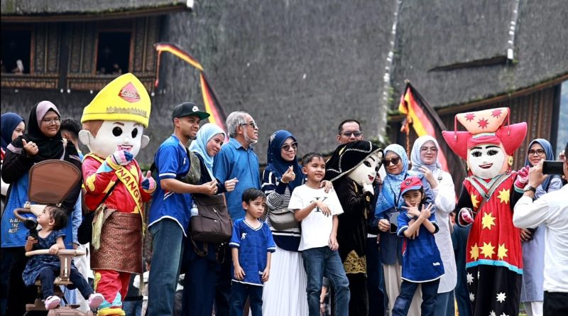 Objek wisata Istano Basa Pagaruyung menjadi magnet utama bagi wisatawan lokal hingga mancanegara selama libur Idulfitri 1447 Hijriah, Selasa (24/3/2026)
