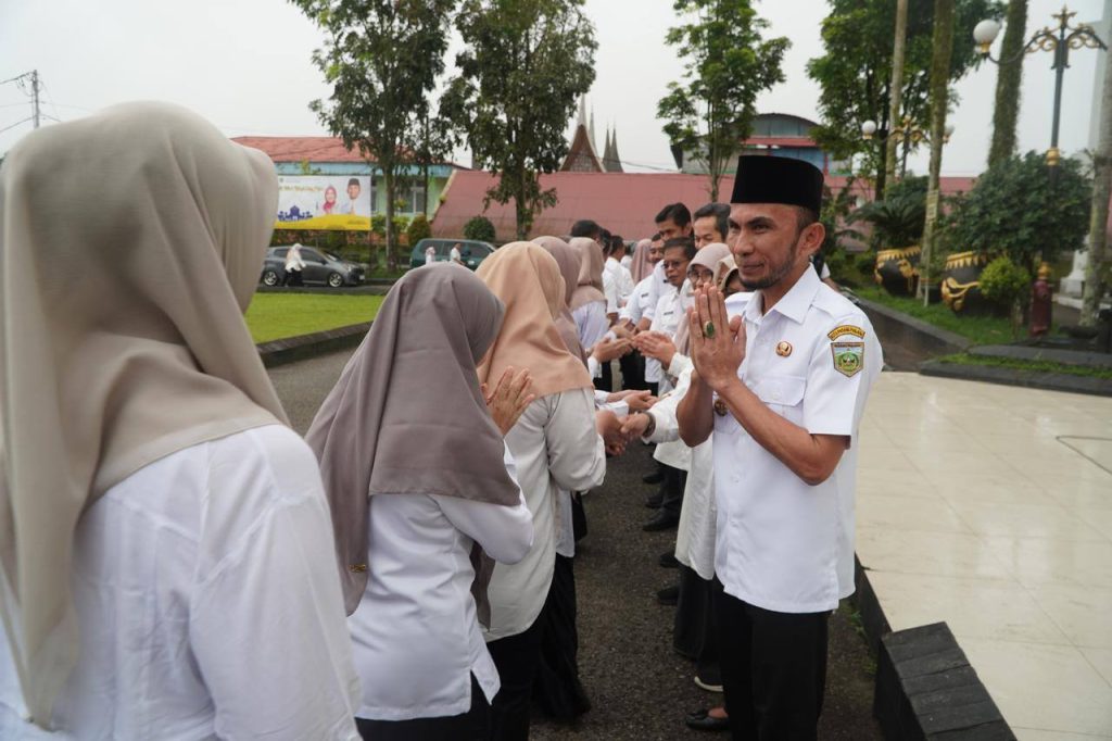 Pemerintah Kota Padang Panjang menegaskan pentingnya profesionalisme dan disiplin Aparatur Sipil Negara (ASN) pada hari pertama masuk kerja. Penegasan ini disampaikan dalam apel perdana usai libur panjang Idulfitri 1447 H, Rabu (25/3/2026). (Foto: Kominfo Padang Panjang)