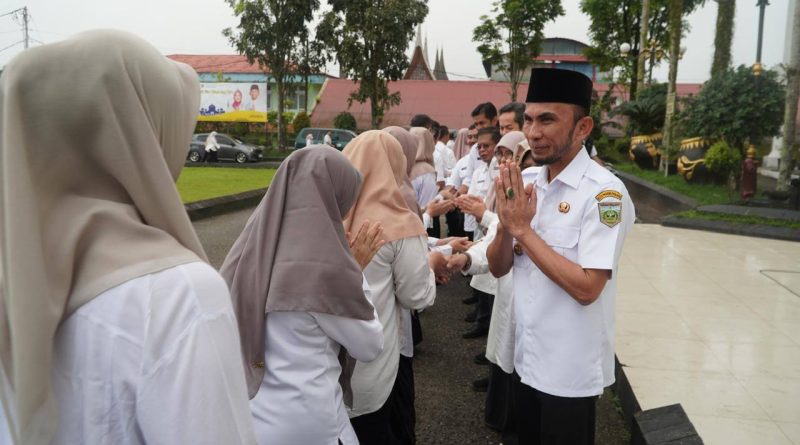 Pemerintah Kota Padang Panjang menegaskan pentingnya profesionalisme dan disiplin Aparatur Sipil Negara (ASN) pada hari pertama masuk kerja. Penegasan ini disampaikan dalam apel perdana usai libur panjang Idulfitri 1447 H, Rabu (25/3/2026). (Foto: Kominfo Padang Panjang)