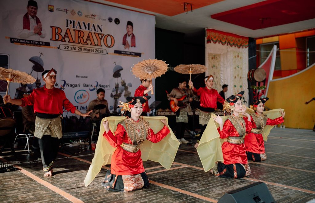 Pelaksanaan hari ketiga iven Pariaman Barayo 2026 berlangsung meriah pada Selasa (24/3/2026). Kawasan wisata Pantai Gandoriah mulai dipadati oleh ribuan pengunjung yang ingin menikmati suasana libur Lebaran. (Foto: MC Kominfo Kota Pariaman)