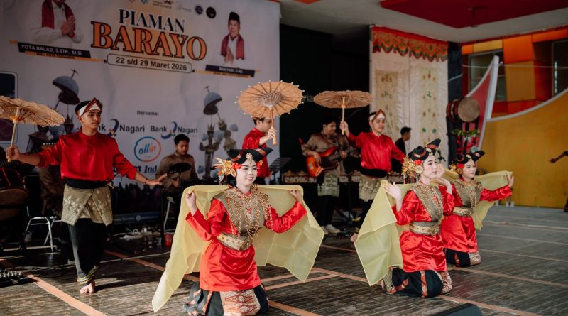 Pelaksanaan hari ketiga iven Pariaman Barayo 2026 berlangsung meriah pada Selasa (24/3/2026). Kawasan wisata Pantai Gandoriah mulai dipadati oleh ribuan pengunjung yang ingin menikmati suasana libur Lebaran. (Foto: MC Kominfo Kota Pariaman)