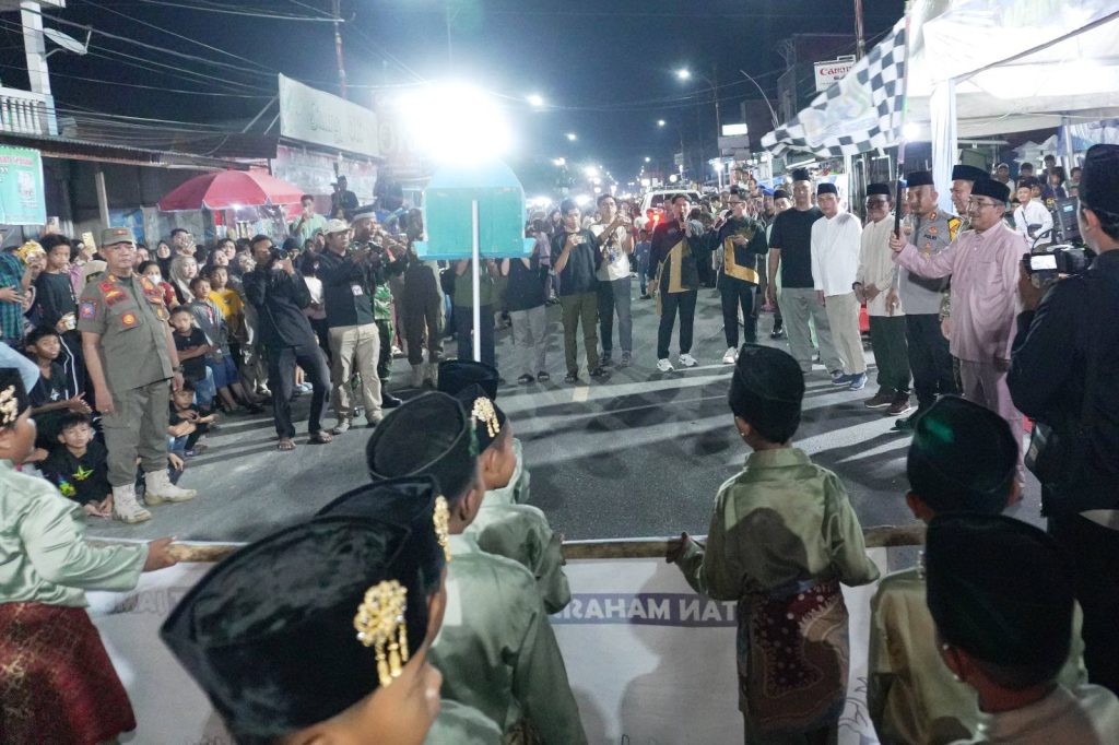 Bupati Tanjung Jabung Barat, Drs. H. Anwar Sadat, M.Ag., saat melepas secara resmi peserta Festival Arakan Sahur Minggu ke-2 di Kuala Tungkal (28/02). Festival ini menjadi magnet bagi ribuan warga, termasuk penonton dari Kota Jambi, untuk menyaksikan perpaduan seni musik tradisional dan kreativitas ornamen cahaya. (Foto: Prokopim Tanjab Barat)