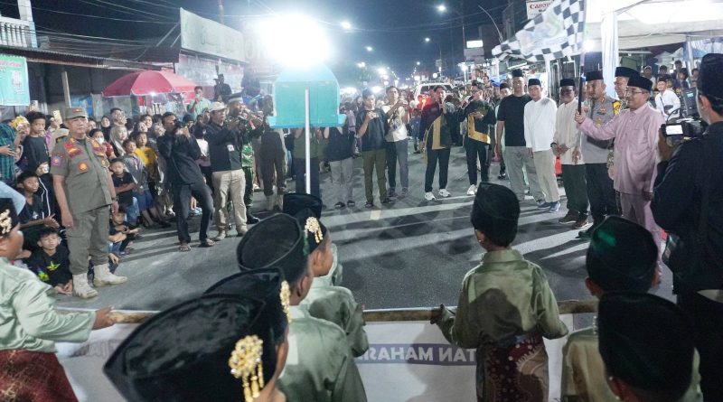 Bupati Tanjung Jabung Barat, Drs. H. Anwar Sadat, M.Ag., saat melepas secara resmi peserta Festival Arakan Sahur Minggu ke-2 di Kuala Tungkal (28/02). Festival ini menjadi magnet bagi ribuan warga, termasuk penonton dari Kota Jambi, untuk menyaksikan perpaduan seni musik tradisional dan kreativitas ornamen cahaya. (Foto: Prokopim Tanjab Barat)