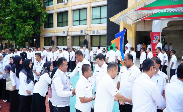 Bupati Kampar, Ahmad Yuzar, memberikan apresiasi tinggi atas tingkat kehadiran pegawai di lingkungan Pemerintah Kabupaten Kampar. Hal ini disampaikannya saat memimpin apel gabungan perdana pasca-libur Idulfitri 1447 H di Lapangan Kantor Bupati, Bangkinang, Rabu (25/03/2026). (Foto: Pemkab Kampar)