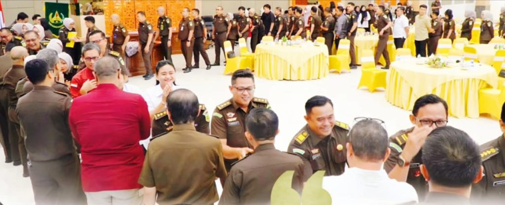 Kepala Kejaksaan Tinggi (Kajati) Riau, Dr. Sutikno, S.H., M.H., memberikan apresiasi tinggi kepada seluruh jajaran pegawai pada hari pertama masuk kerja. Pertemuan perdana pasca-libur Idulfitri 1447 H ini digelar di Sasana HM. Prasetyo, Rabu (25/03/2026). (Foto: Kajati Riau)