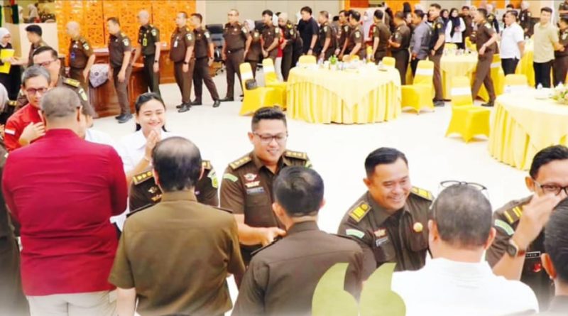 Kepala Kejaksaan Tinggi (Kajati) Riau, Dr. Sutikno, S.H., M.H., memberikan apresiasi tinggi kepada seluruh jajaran pegawai pada hari pertama masuk kerja. Pertemuan perdana pasca-libur Idulfitri 1447 H ini digelar di Sasana HM. Prasetyo, Rabu (25/03/2026). (Foto: Kajati Riau)
