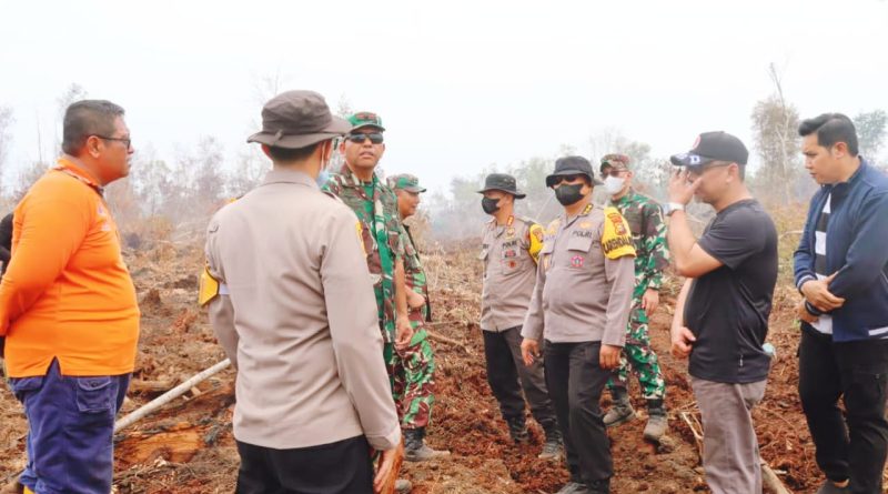 Upaya penanggulangan kebakaran hutan dan lahan (karhutla) di Kota Dumai kini semakin diintensifkan. Komandan Korem 031/Wira Bima, Brigjen TNI Dr. Agustatius Sitepu, memimpin langsung peninjauan lapangan pada Rabu (25/03/2026). (Foto: Humas Polda Riau)