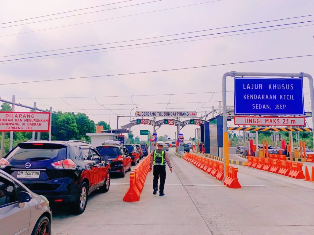 Volume arus balik yang masuk ke Provinsi Riau mulai menunjukkan tren peningkatan signifikan pada H+4 Idul Fitri 1447 H. Berdasarkan pantauan hingga Rabu pagi (25/03/2026), ribuan kendaraan dari luar daerah mulai memadati gerbang masuk Bumi Lancang Kuning. (Foto: Humas Dirlantas Polda Riau)