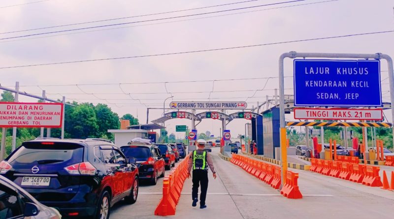 Volume arus balik yang masuk ke Provinsi Riau mulai menunjukkan tren peningkatan signifikan pada H+4 Idul Fitri 1447 H. Berdasarkan pantauan hingga Rabu pagi (25/03/2026), ribuan kendaraan dari luar daerah mulai memadati gerbang masuk Bumi Lancang Kuning. (Foto: Humas Dirlantas Polda Riau)